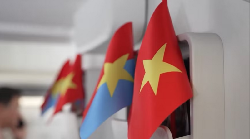 Những lá cờ Tổ quốc được gửi tới tận tay hành khách, được phất cao cùng những giai điệu tự hào đã mang đến những cảm xúc đặc biệt