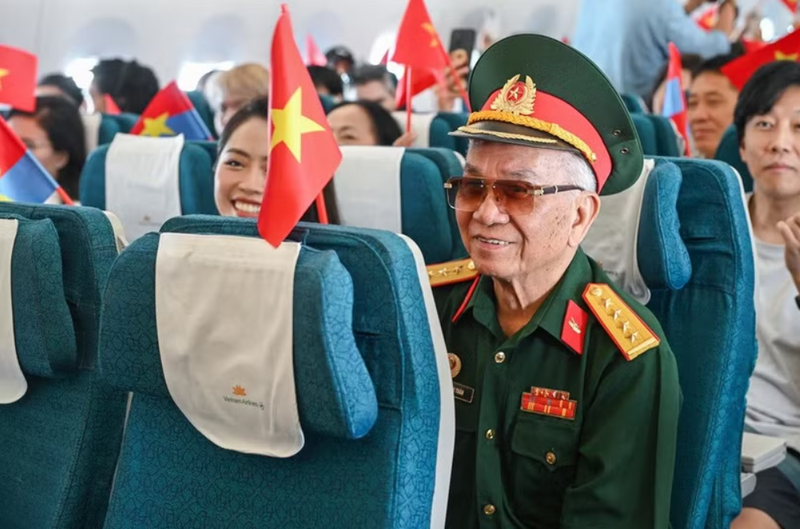 Chuyến bay càng trở nên đặc biệt với sự xuất hiện của đại uý, cựu chiến binh Vũ Đăng Toàn – nguyên Chính trị viên Đại đội 4, người chỉ huy xe tăng 390 húc đổ cánh cổng Dinh Độc Lập vào ngày 30/4/1975.