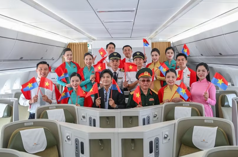 Trên chuyến bay, hành khách đều nhận được những món quà là những cốc trà sữa được thiết kế đặc biệt chào mừng ngày 30/04