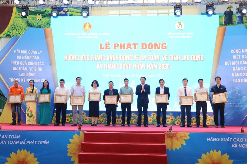 Phó Chủ tịch UBND tỉnh Dương Văn Lượng trao Bằng khen của Chủ tịch UBND tỉnh Thái Nguyên cho các cá nhân, tập thể có thành tích xuất sắc trong thực hiện công tác an toàn vệ sinh lao động. Ảnh: Văn Thưởng