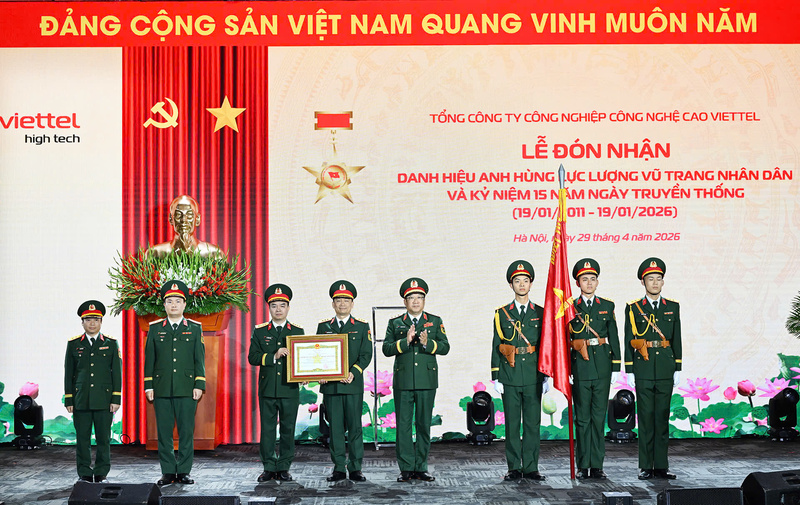 Thay mặt lãnh đạo Đảng và Nhà nước, Thượng tướng Phạm Hoài Nam, Thứ trưởng Bộ Quốc phòng trao danh hiệu Anh hùng Lực lượng vũ trang nhân dân cho Viettel High Tech.
