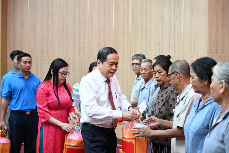 Chủ tịch Quốc hội Trần Thanh Mẫn tặng quà gia đình chính sách, công nhân, người lao động khó khăn trên địa bàn tỉnh An Giang