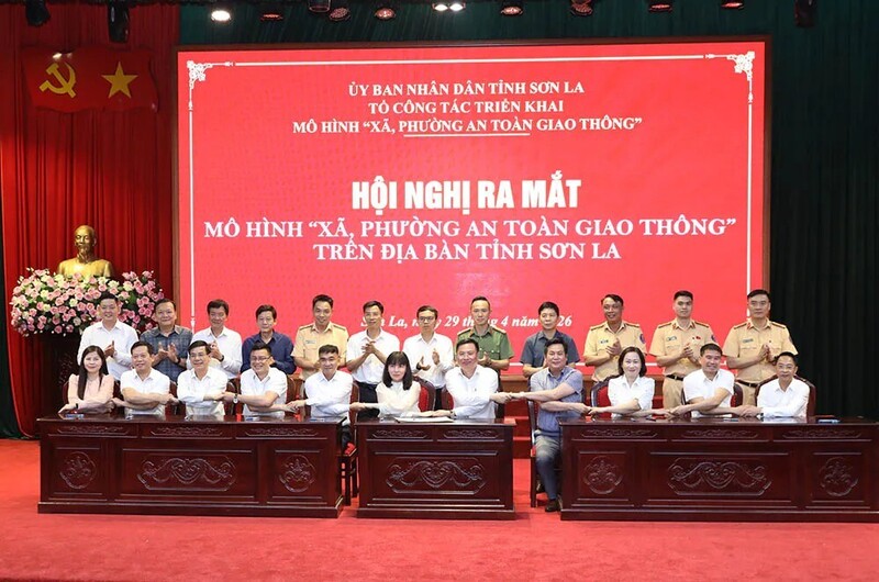Đại diện lãnh đạo 12 xã, phường được lựa chọn làm điểm trong năm 2026 ký giao ước thi đua trong thực hiện mô hình. Ảnh: Công an tỉnh Sơn La