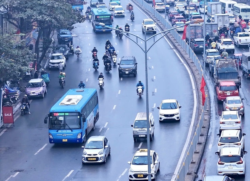 Sử dụng xe điện, xe công cộng góp phần đảm bảo an ninh năng lượng và bảo vệ môi trường. Ảnh minh họa