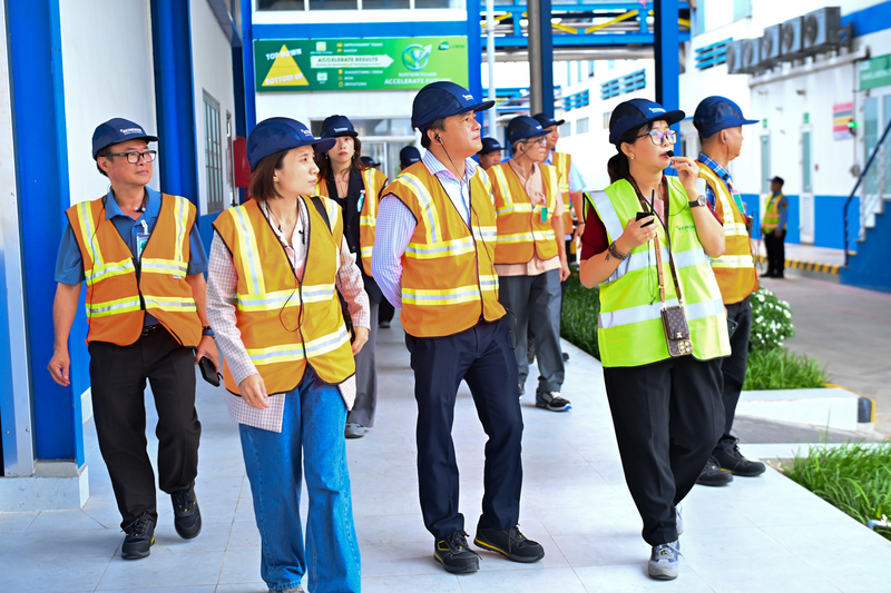 Lãnh đạo, phóng viên các cơ quan báo đài Trung ương và địa phương tại TP. Đà Nẵng tham quan nhà máy bia HEINEKEN Đà Nẵng. Ảnh: Thu Ly