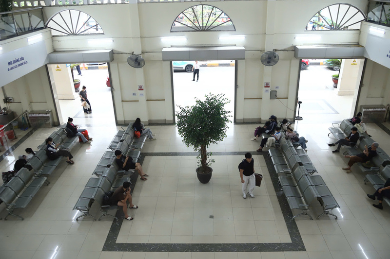 Các dãy ghế tại nhà chờ trung tâm còn nhiều chỗ trống, lượng người đến bến không tăng đột biến. Ảnh: Thái Mạnh