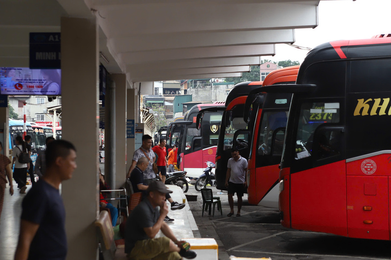 Nhân viên nhà xe tỏ ra sốt ruột, trong khi loa phát thanh vẫn đều đặn thông báo giờ xe chạy giữa không gian khá đìu hiu. Ảnh: Thái Mạnh