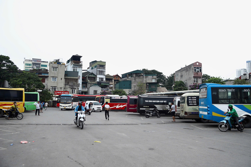 Những ngày cận kỳ nghỉ lễ 30/4 - 1/5, đáng lẽ phải là “mùa bội thu” của vận tải hành khách liên tỉnh. Thế nhưng, tại các bến xe lớn như: Mỹ Đình, Giáp Bát, Nước Ngầm... lượng khách lại không sôi động như kỳ vọng. Ảnh: Thái Mạnh