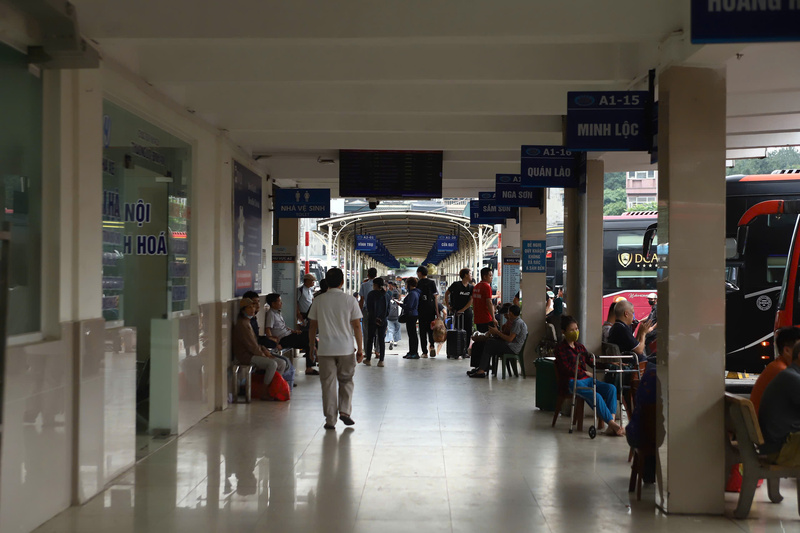 Theo ghi nhận của phóng viên, lượng hành khách có tăng so với ngày thường, nhưng không tạo ra áp lực quá tải. Ảnh: Thái Mạnh