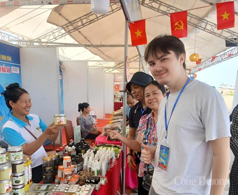 Nhiều du khách thích thú, tham quan các sản phẩm của HTX Dược liệu Ngọc Trà tại sự kiện mùa du lịch biển Ninh Bình 2026.