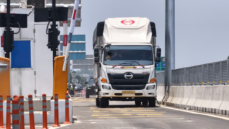 Sau khi thông tuyến, hàng trăm lượt xe đã lưu thông cao tốc Quảng Ngãi - Hoài Nhơn. Ảnh: Nguyễn Dương