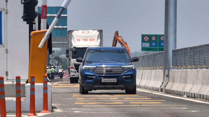 Nhiều tài xế tỏ ra rất vui mừng khi tuyến cao tốc chính thức thông tuyến, giảm bớt cường độ ùn tắc giao thông trong dịp lễ này. Ảnh: Nguyễn Dương