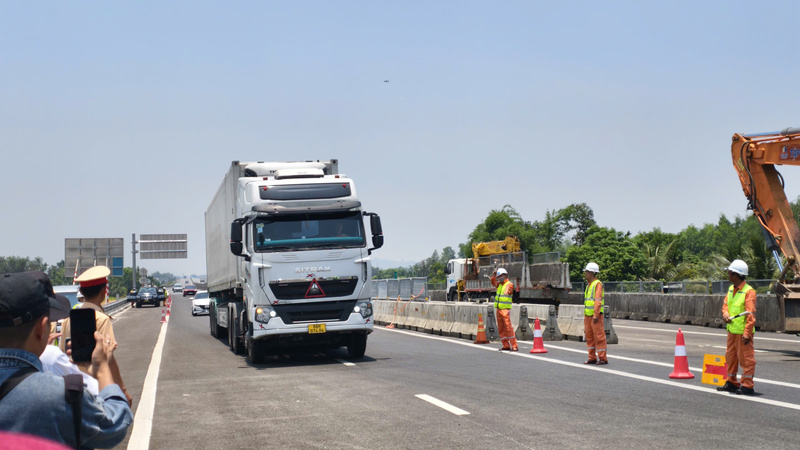 Trong quá trình khai thác, các nhà thầu tiếp tục hoàn thiện các hạng mục còn lại của cao tốc Quảng Ngãi - Hoài Nhơn. Ảnh: Nguyễn Dương