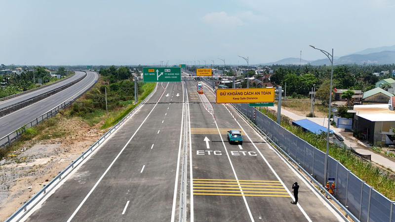 Trưa ngày 29/4, tuyến cao tốc Quảng Ngãi - Hoài Nhơn chính thức đưa vào khai thác. Ảnh: Nguyễn Dương