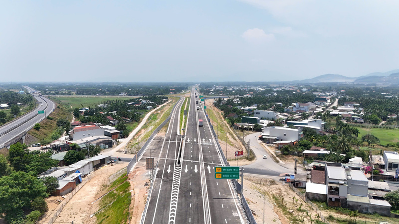 Việc khai thác cao tốc Quảng Ngãi - Hoài Nhơn hiện chưa thu phí. Ảnh: Nguyễn Dương