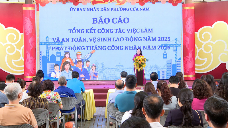 Bà Trịnh Ngọc Trâm, Phó Chủ tịch UBND phường Cửa Nam trình bày báo cáo công tác việc làm và an toàn vệ sinh lao động năm 2025, phát động Tháng Công nhân năm 2026. Ảnh: Quốc Chuyển