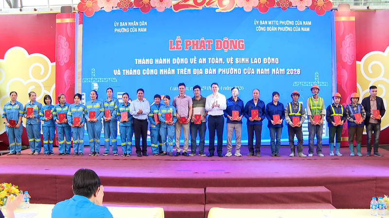 Liên đoàn Lao động TP. Hà Nội và Công đoàn phường Cửa Nam trao quà cho người lao động. Ảnh: Quốc Chuyển