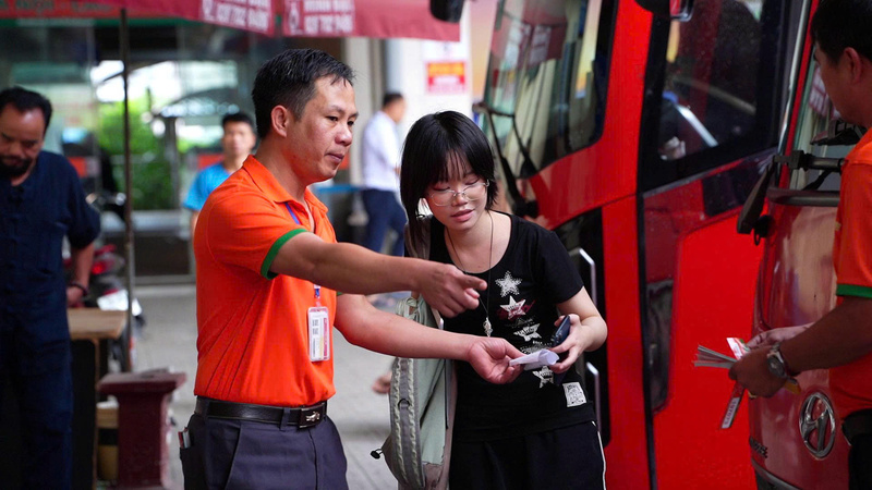 Tài xế các nhà xe hướng dẫn hành khách lên xe. Ảnh: Thái Mạnh