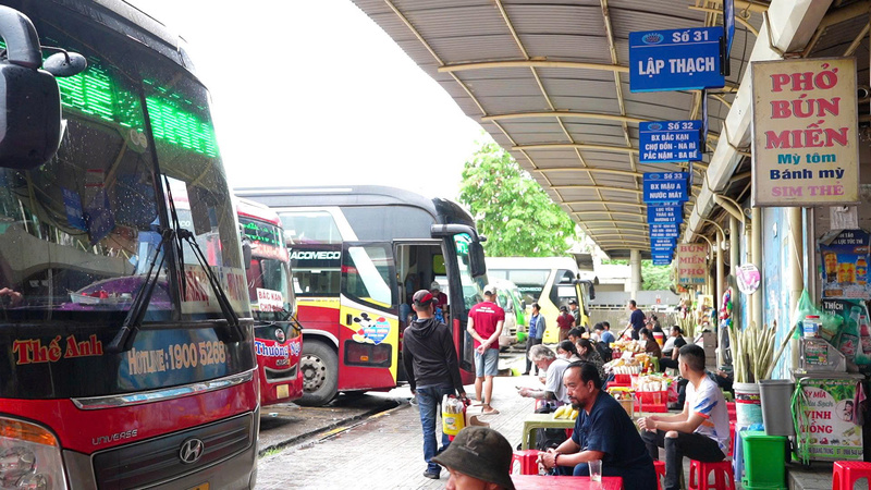 Được biết, hiện nay các loại hình dịch vụ xe limousine liên tục ra vào, đón khách tận nơi nên nhiều người dân không cần phải đến tận bến để bắt xe hay đặt chuyến. Hành khách chỉ cần gọi điện hoặc đặt qua ứng dụng là có xe đến tận nhà. Ảnh: Thái Mạnh