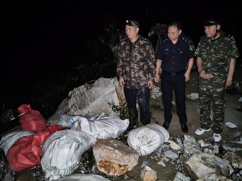 Lực lượng chức năng kiểm tra, thu giữ các bao tải chứa thực phẩm đông lạnh không rõ nguồn gốc tại khu vực bãi đá ven sông Lô, xã Thanh Thủy, tỉnh Tuyên Quang rạng sáng ngày 29/4/2026. Ảnh: Hải quan khu vực XVI