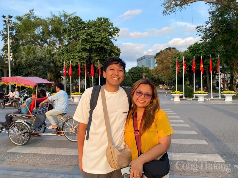 Anh JC Sevilla và chị Glydel Sevilla (Philippines) chia sẻ cảm nhận về không khí và con người Việt Nam. Ảnh: Lê Vân.