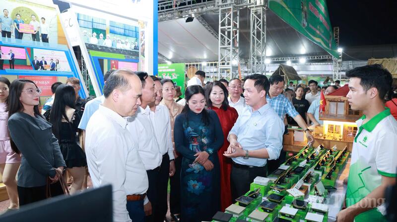 Các đại biểu tham quan các gian hàng tại  hội chợ.