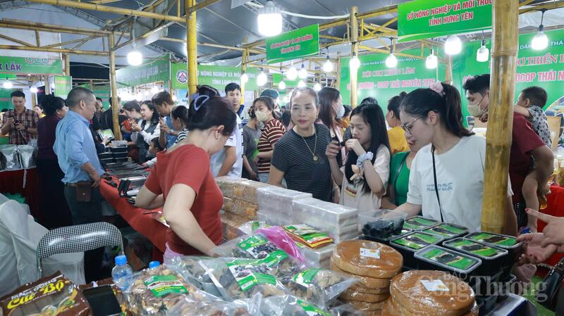 Đông đảo người dân đi tham quan, mua sắm.