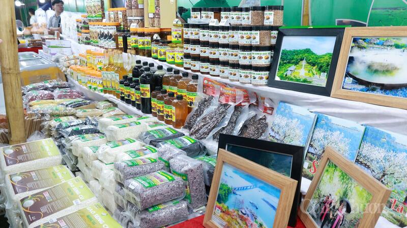 Các sản phẩm OCOP và sản phẩm đặc trưng của địa phương được trưng bày, quảng bá tại hội chợ