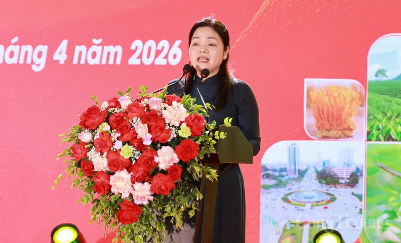 Bà Nguyễn Thị Loan - Phó Chủ tịch UBND tỉnh Thái Nguyên phát biểu khai mạc Hội chợ triển lãm Công Thương - OCOP Thái Nguyên năm 2026