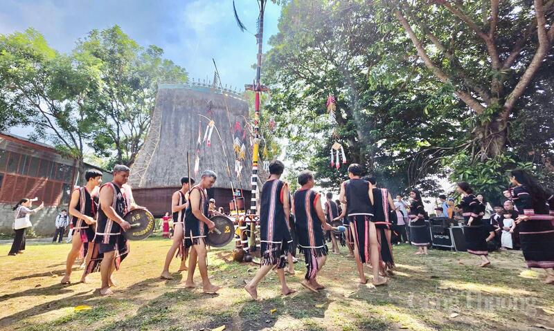 Tại nhà rông làng Ơp (phường Pleiku), chương trình phục dựng Lễ cúng mừng nhà rông mới của người Jrai đã diễn ra trong không khí trang nghiêm nhưng không kém phần rộn ràng.