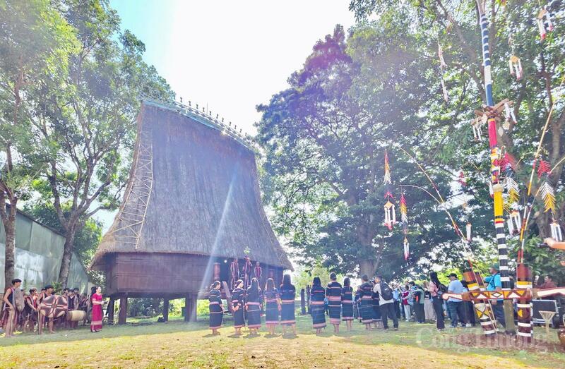 Trong chuỗi hoạt động sôi nổi của Năm Du lịch quốc gia - Gia Lai 2026, tại nhà rông làng Ơp (phường Pleiku), chương trình phục dựng Lễ cúng mừng nhà Rông mới của người Jrai đã diễn ra trong không khí trang nghiêm nhưng không kém phần rộn ràng.