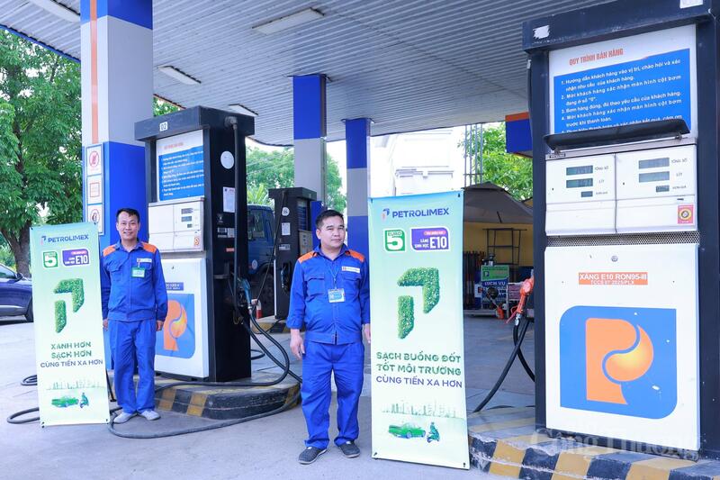 Việc đưa xăng E10 vào kinh doanh tại cửa hàng 107 (Thư Lâm) đã và đang được thực hiện đồng bộ. Ảnh: Quỳnh Trang