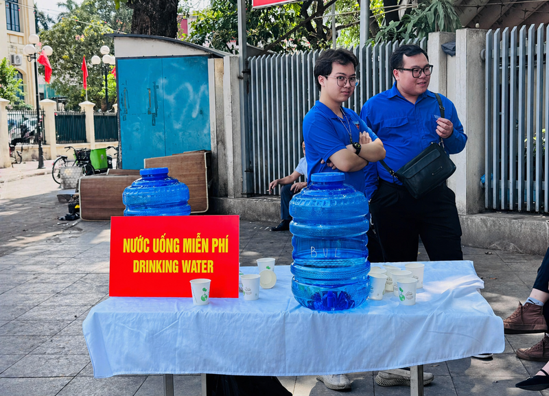 Các khu vực xếp hàng tại đường Ngọc Hà được bố trí các điểm phát nước miễn phí, phục vụ người dân trong thời gian chờ vào Lăng Chủ tịch Hồ Chí Minh. Ảnh: Nhật Chi