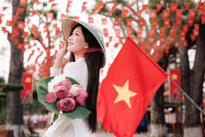 Các bạn trẻ lưu lại những hình ảnh ý nghĩa, những cảm xúc tự hào trong dịp lễ kỷ niệm 51 năm Giải phóng miền Nam, thống nhất đất nước.