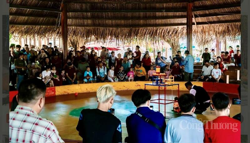 Các khu vui chơi hiện đại, khu mua sắm cũng tổ chức nhiều chương trình khuyến mại, biểu diễn nghệ thuật nhằm phục vụ nhu cầu giải trí đa dạng.