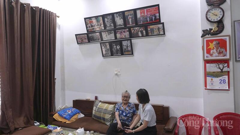 Trong ngôi nhà ở TP. Đà Nẵng bình yên, phóng viên được nghe Anh hùng Lực lượng vũ trang nhân dân Ngô Thị Huệ lần giở từng trang ký ức của một thời đất nước bom đạn.