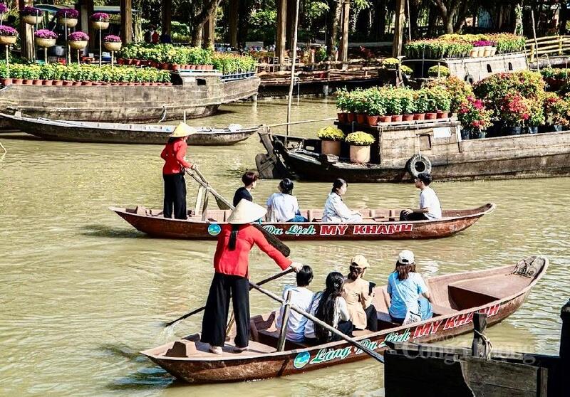 Các hoạt động trải nghiệm mang đậm bản sắc sông nước như đi xuồng, thưởng thức trái cây miệt vườn, nghe đờn ca tài tử… tiếp tục là điểm nhấn thu hút du khách vào dịp lễ.