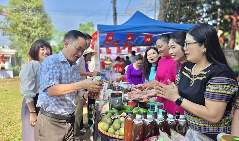 Lãnh đạo phường Pleiku tham quan gian hàng trưng bày các sản phẩm địa phương.
