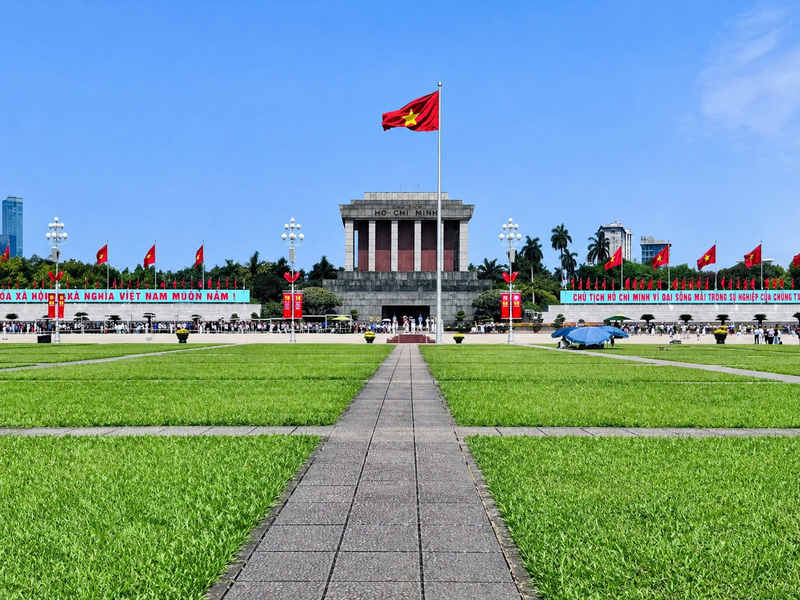 7h giờ sáng ngày 30/4, trong không khí hân hoan chào mừng ngày lễ lớn, hàng nghìn người dân đã xếp hàng từ sớm, chờ đến lượt vào Lăng viếng Chủ tịch Hồ Chí Minh. Ảnh: Nhật Chi