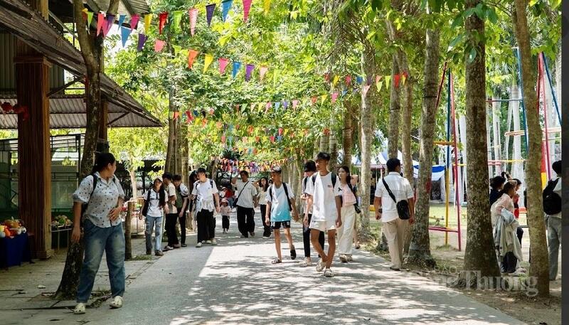 Ông Cao Văn Thiện, Trưởng bộ phận Marketing – Truyền thông Làng du lịch Mỹ Khánh (TP. Cần Thơ), cho biết lượng khách dịp lễ ngày Giải phóng miền Nam, thống nhất đất nước (30/4/1975 - 30/4/2026) tăng khoảng 20–30% so với cùng kỳ, đồng thời đơn vị đã chủ động nâng cấp dịch vụ, bổ sung nhân sự để phục vụ.