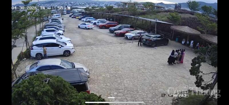 Điểm du lịch Langbiang Land chật kín chỗ đậu xe trong ngày đầu nghỉ lễ. Ảnh: ĐVCC