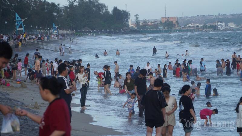 Ngày đầu kỳ nghỉ lễ 30/4 - 1/5, đông đảo du khách đổ về biển Lâm Đồng. Ảnh: Lê Sơn