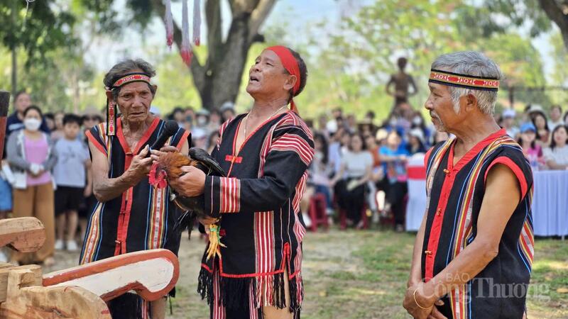 Tiếng khấn vang lên giữa đại ngàn như kết nối quá khứ với hiện tại, giữ cho mạch nguồn văn hóa không bị đứt gãy.