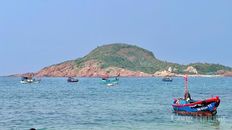 Những chiếc thuyền nằm rải rác lênh đênh gần bờ, không theo một trật tự nào, nhưng lại là sự sắp đặt rất “thuận tự nhiên” của người dân miền biển.