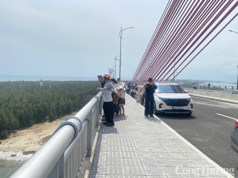 Đông đảo người dân đến tham quan, chụp ảnh trong ngày đầu thông xe