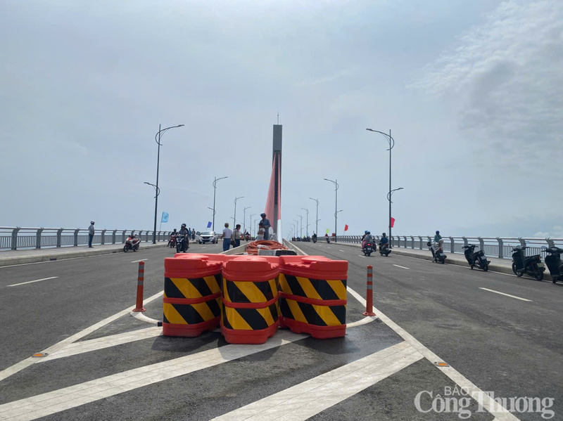 Hệ thống chiếu sáng, lan can và biển báo được lắp đặt đồng bộ