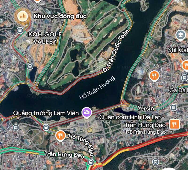 Google Maps cảnh báo kẹt xe tại các tuyến đường xung quang hồ Xuân Hương. Ảnh chụp màn hình