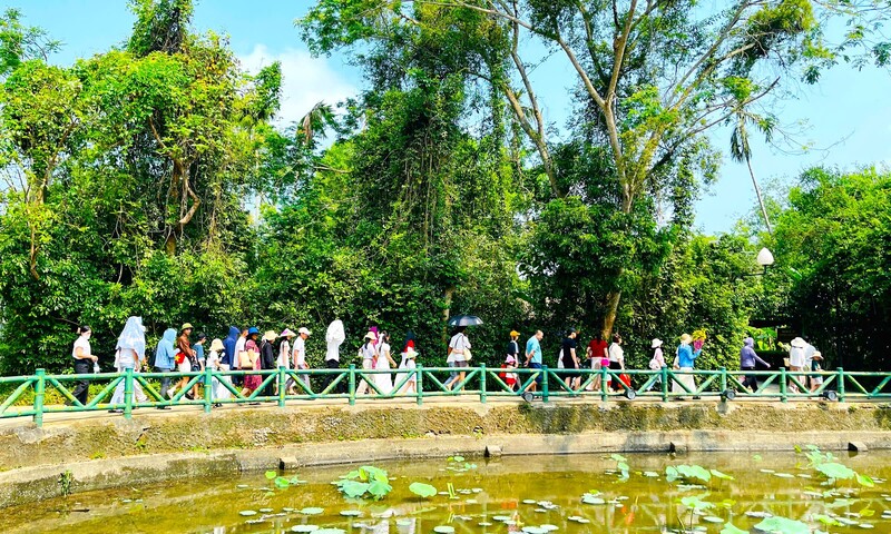 Dòng người nối nhau về thăm quê Bác trong dịp lễ kỷ niệm 51 năm Ngày Giải phóng miền Nam, thống nhất đất nước.