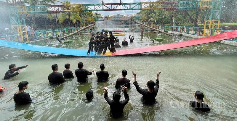 Tại khu các khu du lịch du khách được chơi nhiều trò chơi dưới nước, cầu lắc và các trò chơi dân gian của miền Tây.