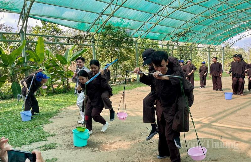 Các đơn vị thi đấu trò chơi gánh nước về làng.